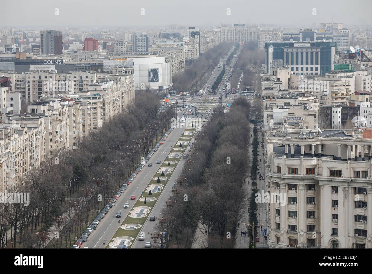 Bucarest, Romania - 03 marzo 2020: Panoramica di Bucarest vista dal Palazzo del Parlamento in una giornata nuvolosa. Foto Stock