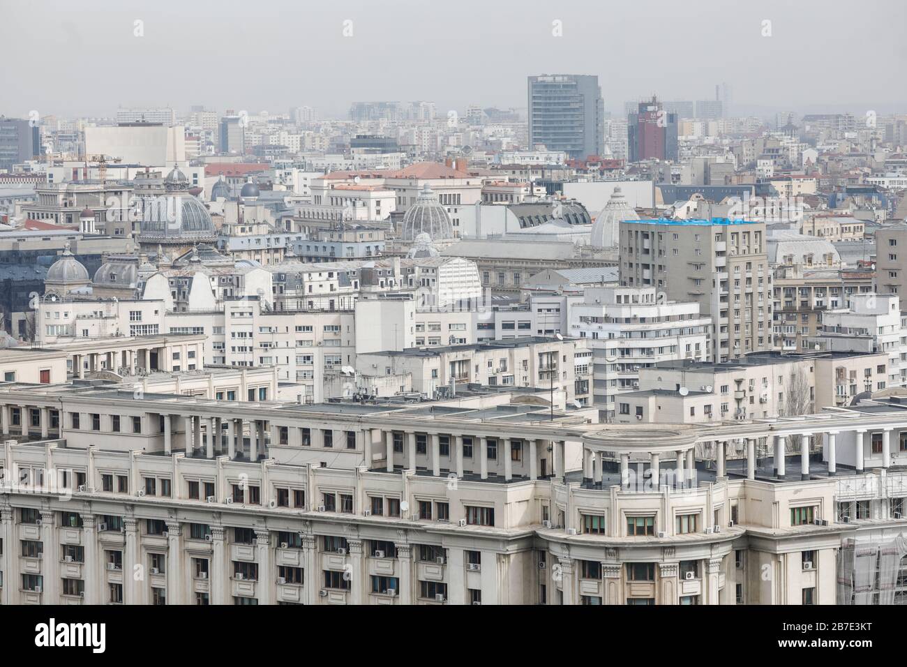 Bucarest, Romania - 03 marzo 2020: Panoramica di Bucarest vista dal Palazzo del Parlamento in una giornata nuvolosa. Foto Stock
