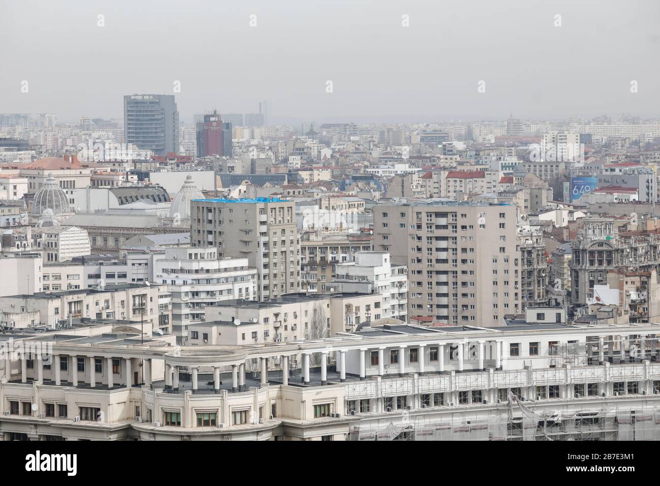 Bucarest, Romania - 03 marzo 2020: Panoramica di Bucarest vista dal Palazzo del Parlamento in una giornata nuvolosa. Foto Stock