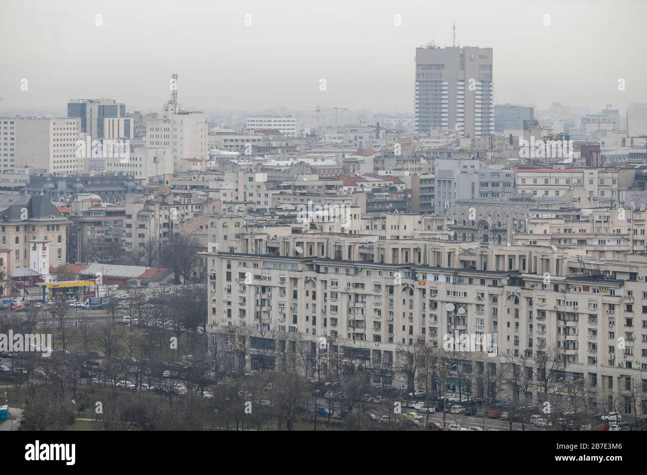 Bucarest, Romania - 03 marzo 2020: Panoramica di Bucarest vista dal Palazzo del Parlamento in una giornata nuvolosa. Foto Stock