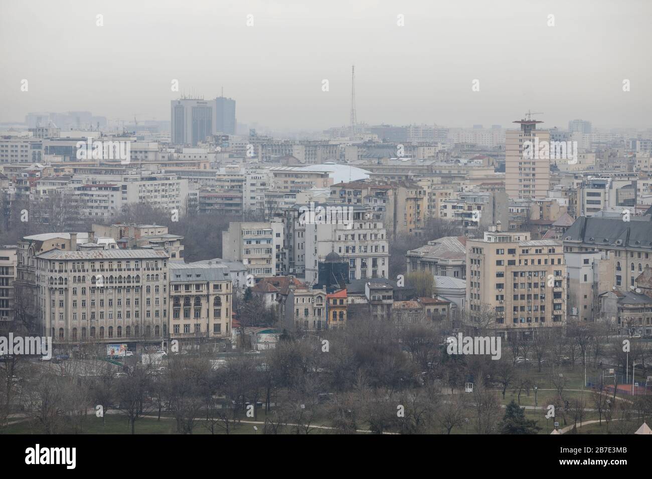 Bucarest, Romania - 03 marzo 2020: Panoramica di Bucarest vista dal Palazzo del Parlamento in una giornata nuvolosa. Foto Stock