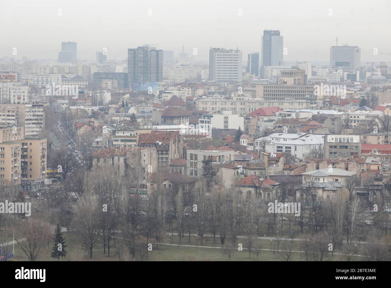 Bucarest, Romania - 03 marzo 2020: Panoramica di Bucarest vista dal Palazzo del Parlamento in una giornata nuvolosa. Foto Stock