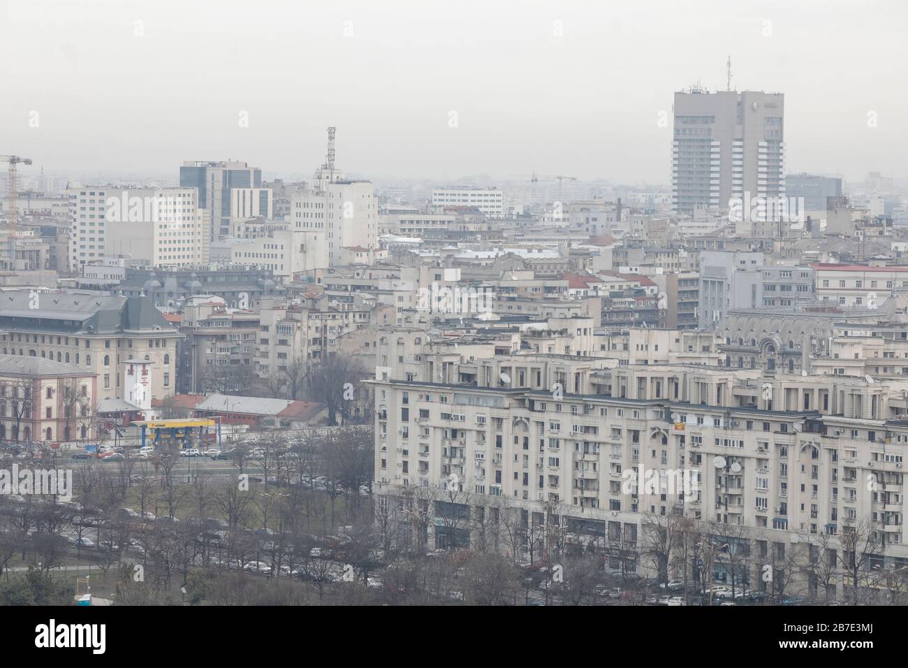 Bucarest, Romania - 03 marzo 2020: Panoramica di Bucarest vista dal Palazzo del Parlamento in una giornata nuvolosa. Foto Stock