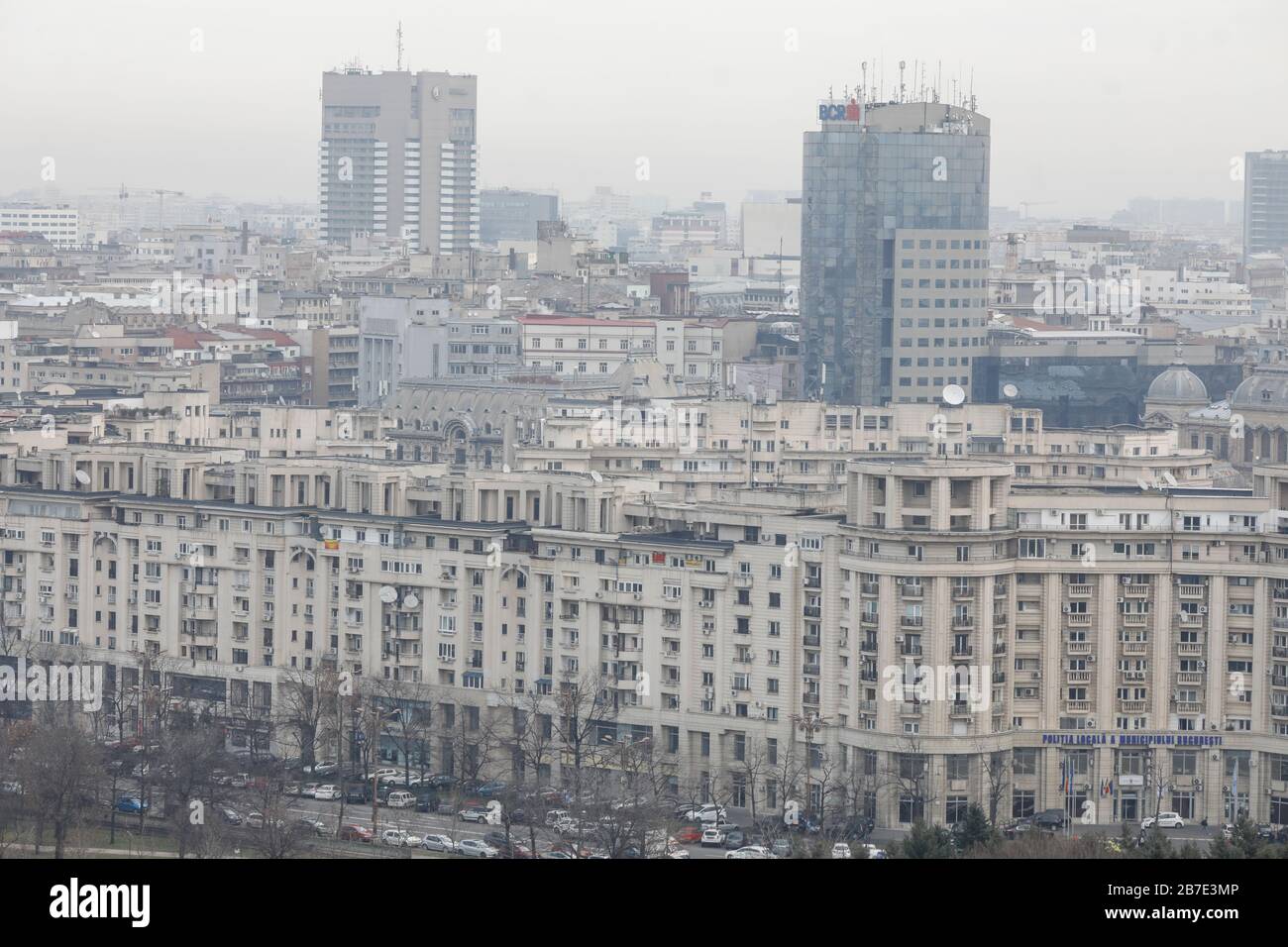 Bucarest, Romania - 03 marzo 2020: Panoramica di Bucarest vista dal Palazzo del Parlamento in una giornata nuvolosa. Foto Stock