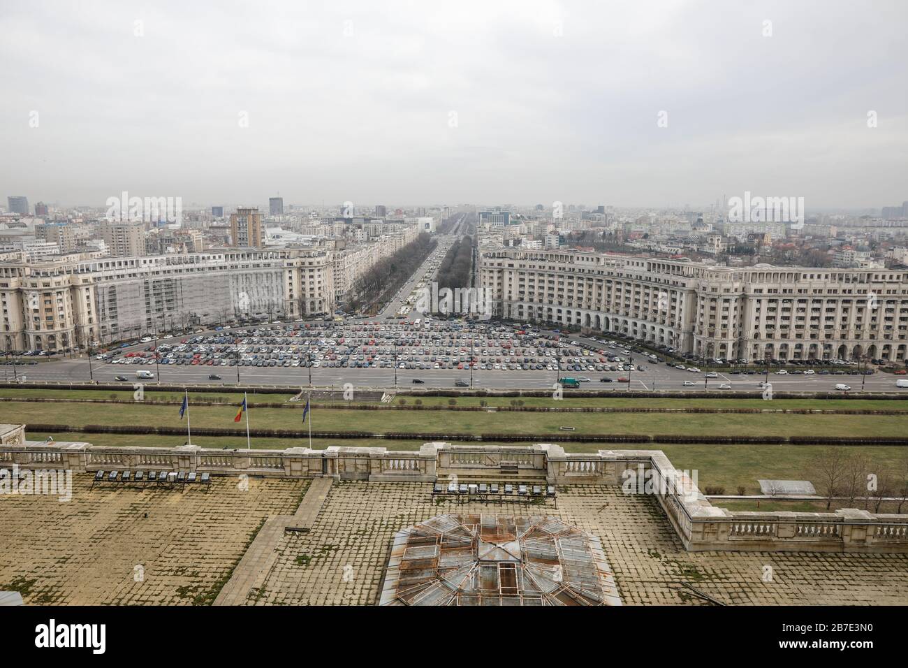 Bucarest, Romania - 03 marzo 2020: Panoramica di Bucarest vista dal Palazzo del Parlamento in una giornata nuvolosa. Foto Stock