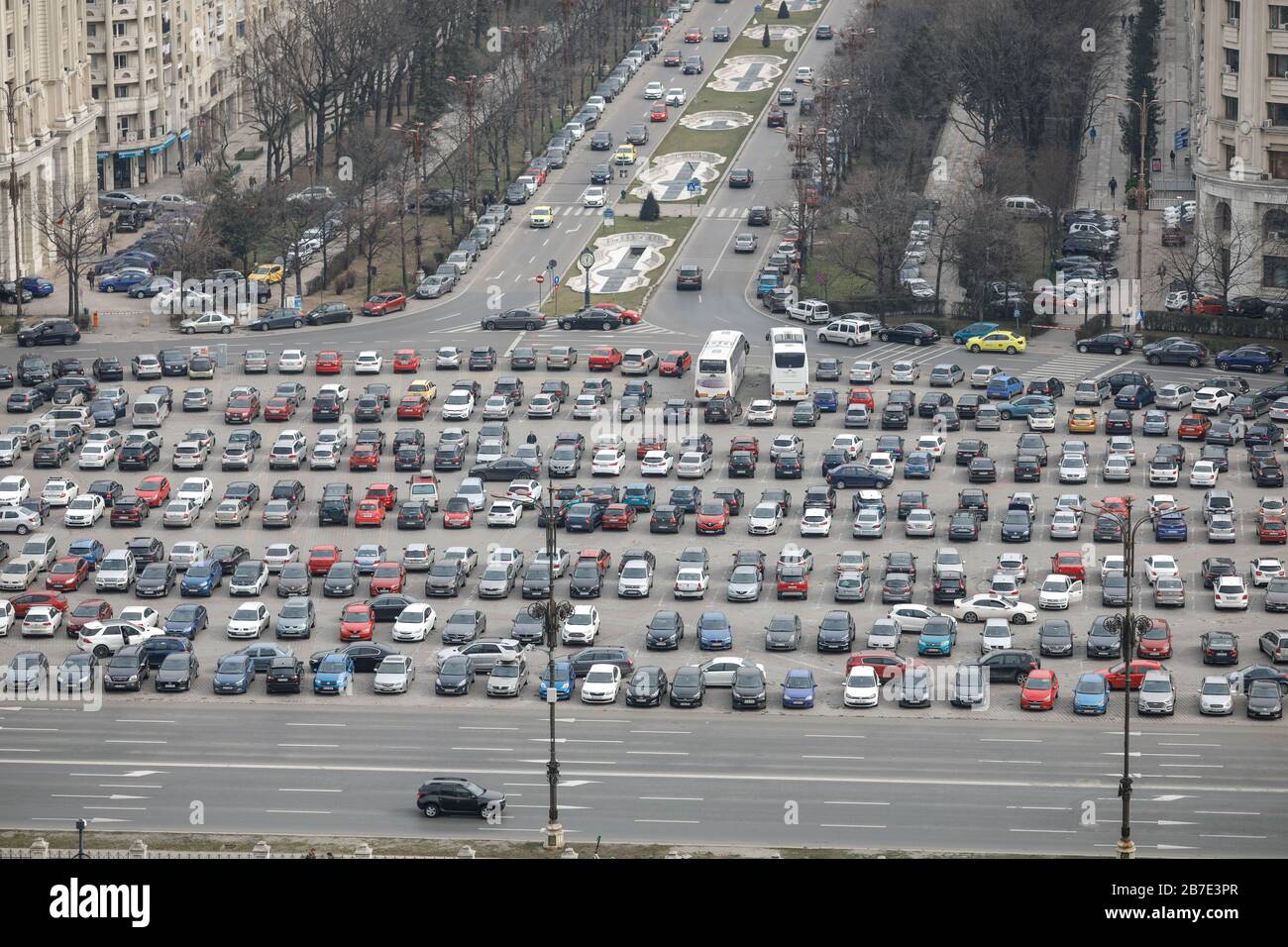 Bucarest, Romania - 03 marzo 2020: Panoramica di Bucarest vista dal Palazzo del Parlamento in una giornata nuvolosa. Foto Stock
