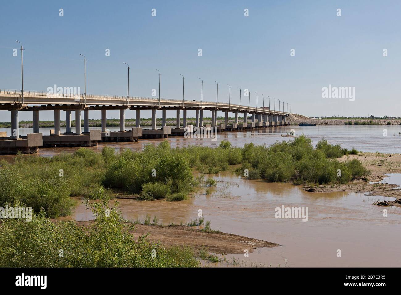 Vista sul fiume Amudarya e sul ponte su di esso, in Uzbekistan Foto Stock