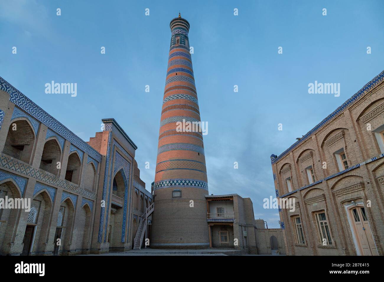 Antica moschea e il suo minareto all'alba, a Khiva, Uzbekistan Foto Stock