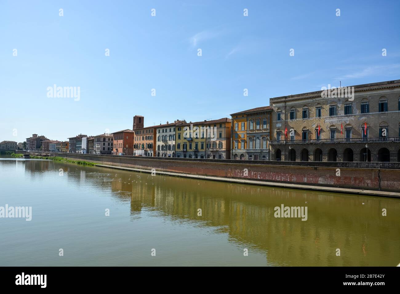 Il fiume Arno che attraversa la città toscana di Pisa in una giornata di sole Foto Stock