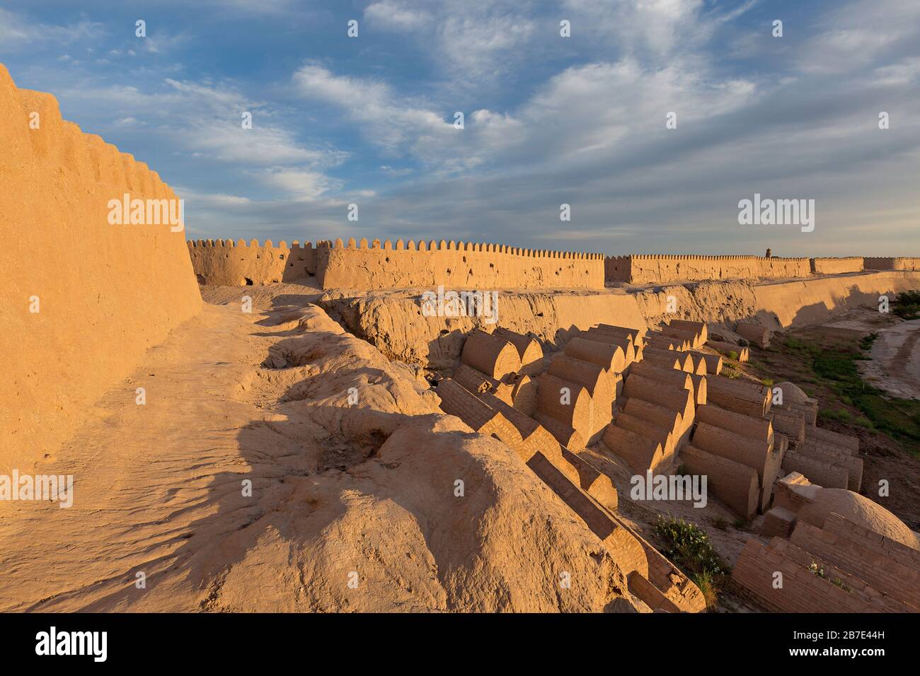 Antiche mura della città di Khiva all'alba, Uzbekistan Foto Stock