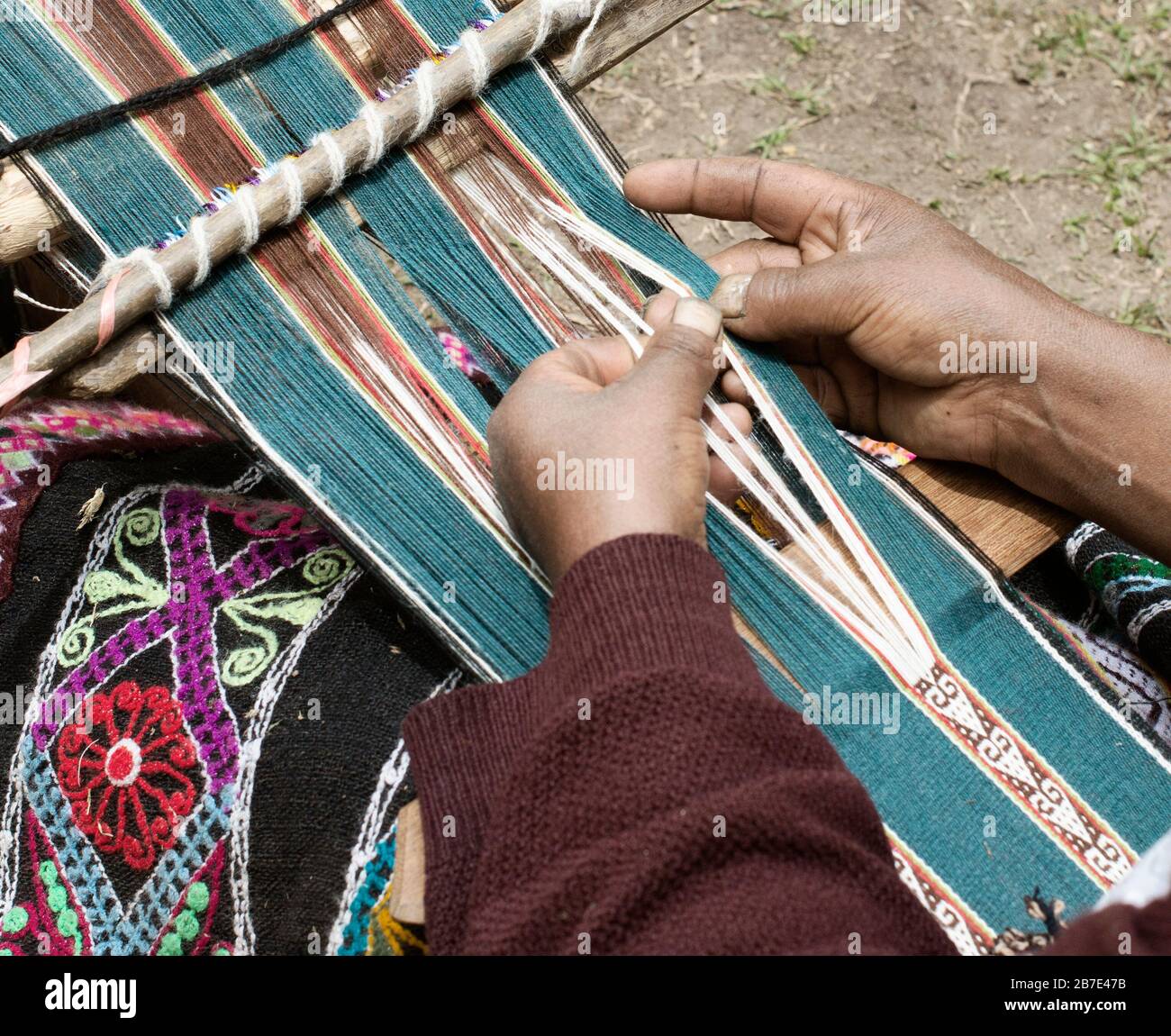 Donna Peruviana tessitura su un telaio a mano Foto stock - Alamy