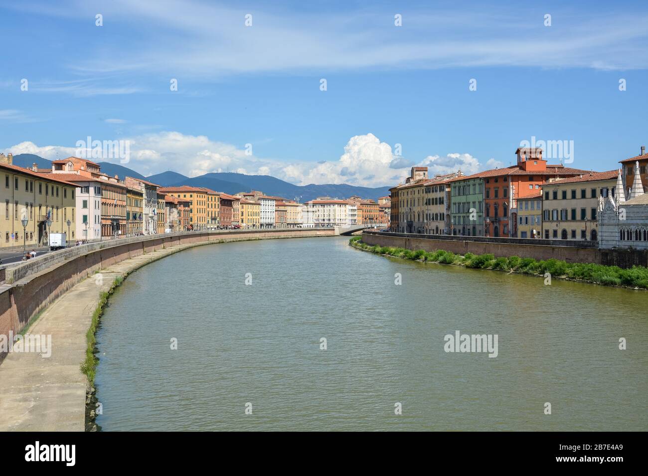 Il fiume Arno che attraversa la città toscana di Pisa in una giornata di sole Foto Stock
