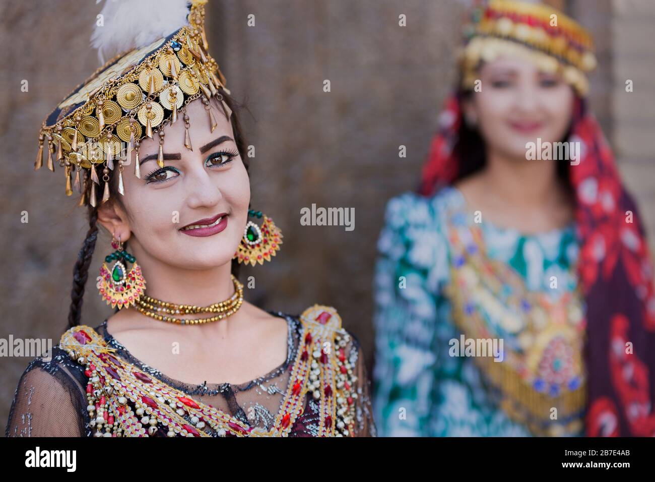 Donne uzbeche in costumi tradizionali, a Khiva, Uzbekistan Foto Stock
