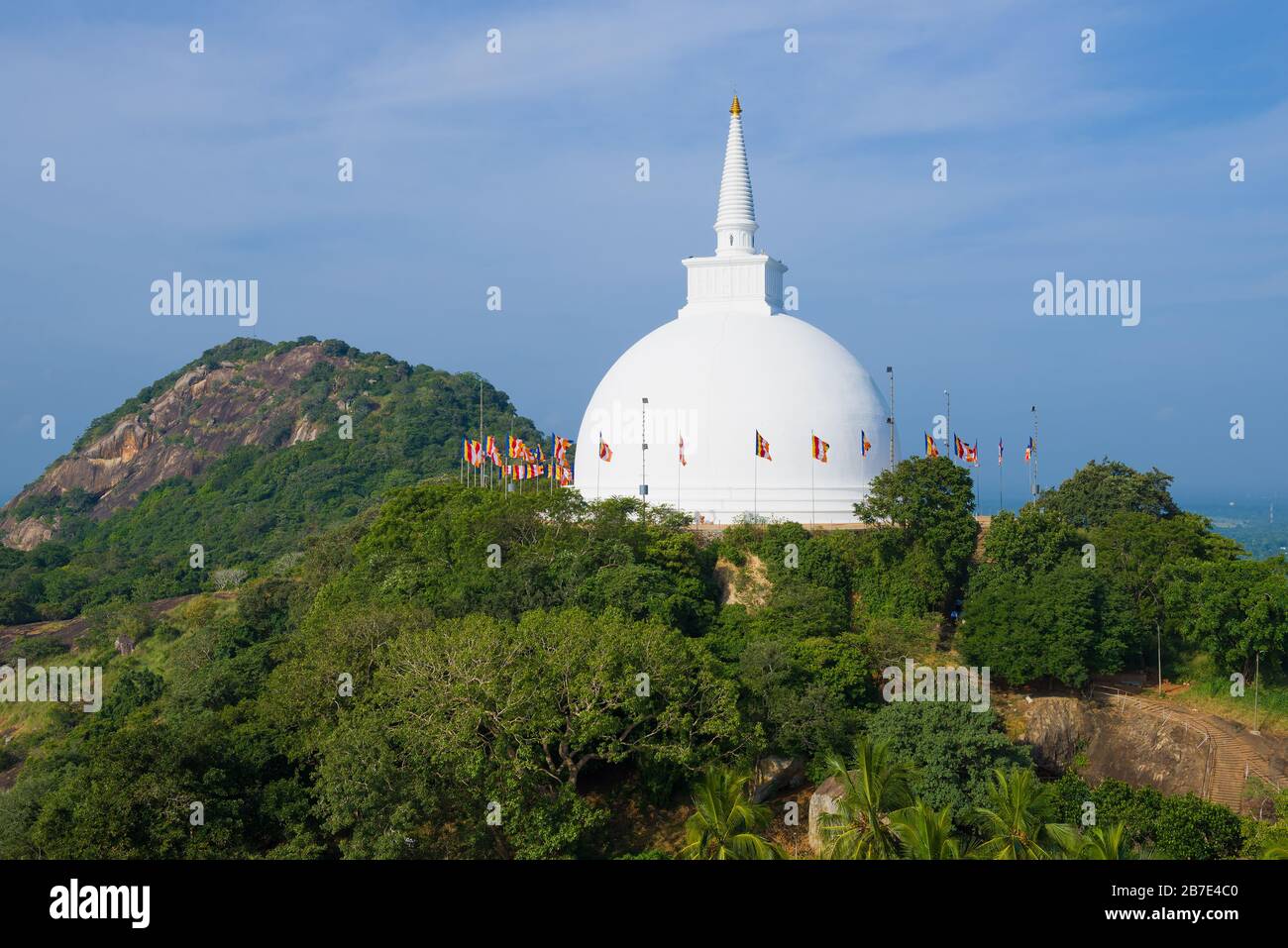 Vista dell'antico stupa di Mahaseia in una giornata di sole. Mihintale, Sri Lanka Foto Stock