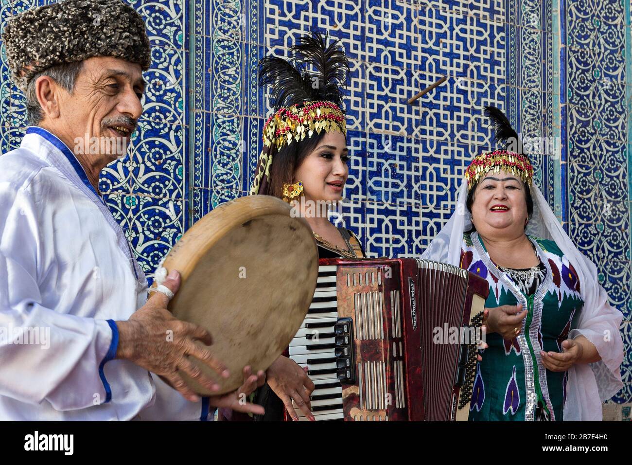 Musicisti Khorezmiani cantano musica locale a Khiva, Uzbekistan Foto Stock