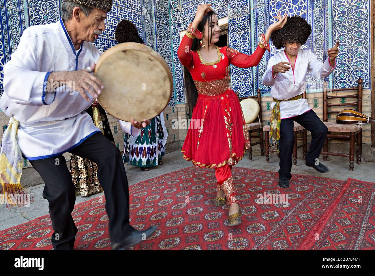 Musicisti Khorezmiani in danza locale vestito, a Khiva, Uzbekistan Foto Stock