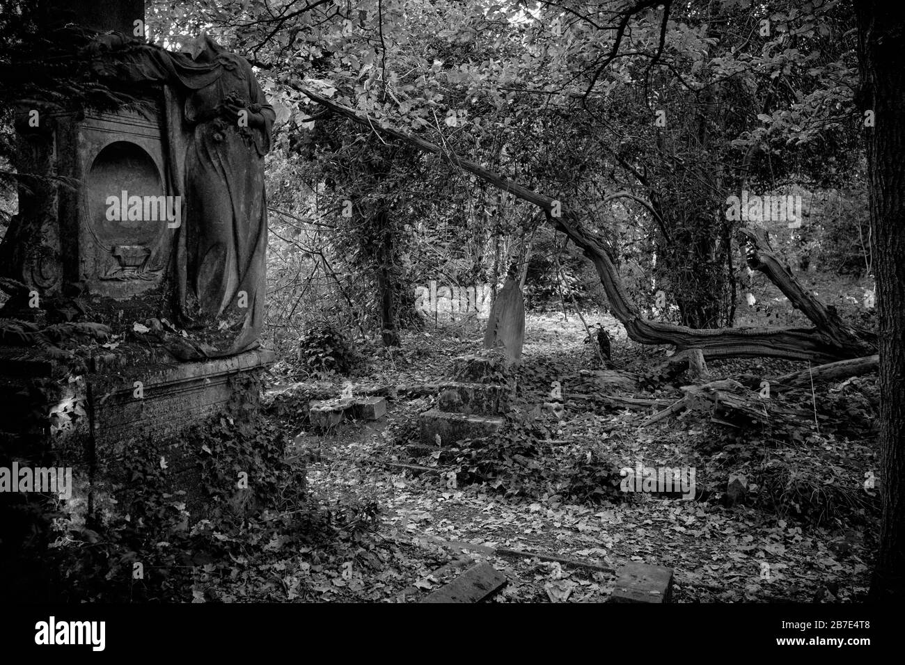 Il Barnes Cemetery, conosciuto anche come Barnes Old Cemetery, è un cimitero disusato a Barnes, nel comune di Londra di Richmond upon Thames Foto Stock