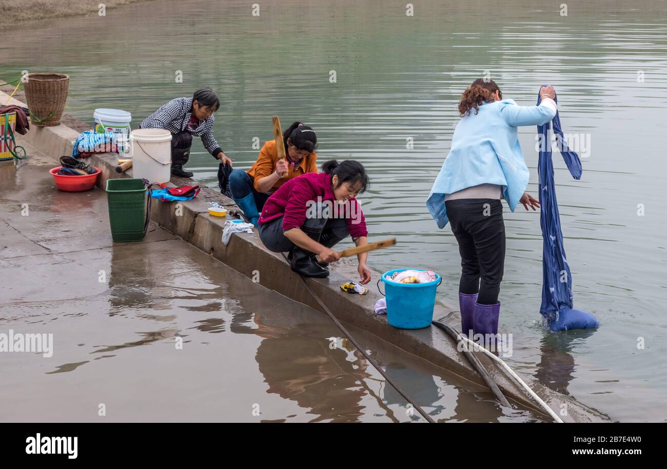 Lavanderia lavaggio donne vicino Shibaozhai Moorings, Yangtze River Foto Stock