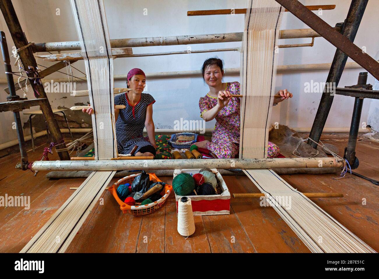 Donne locali tessitura arazzi a Nukus, Uzbekistan Foto Stock