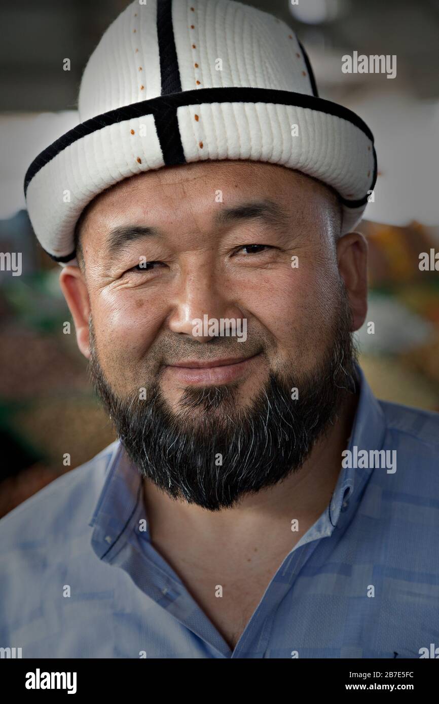 Uomo kirghiso con cappello locale a Bishkek, Kirghizistan Foto Stock