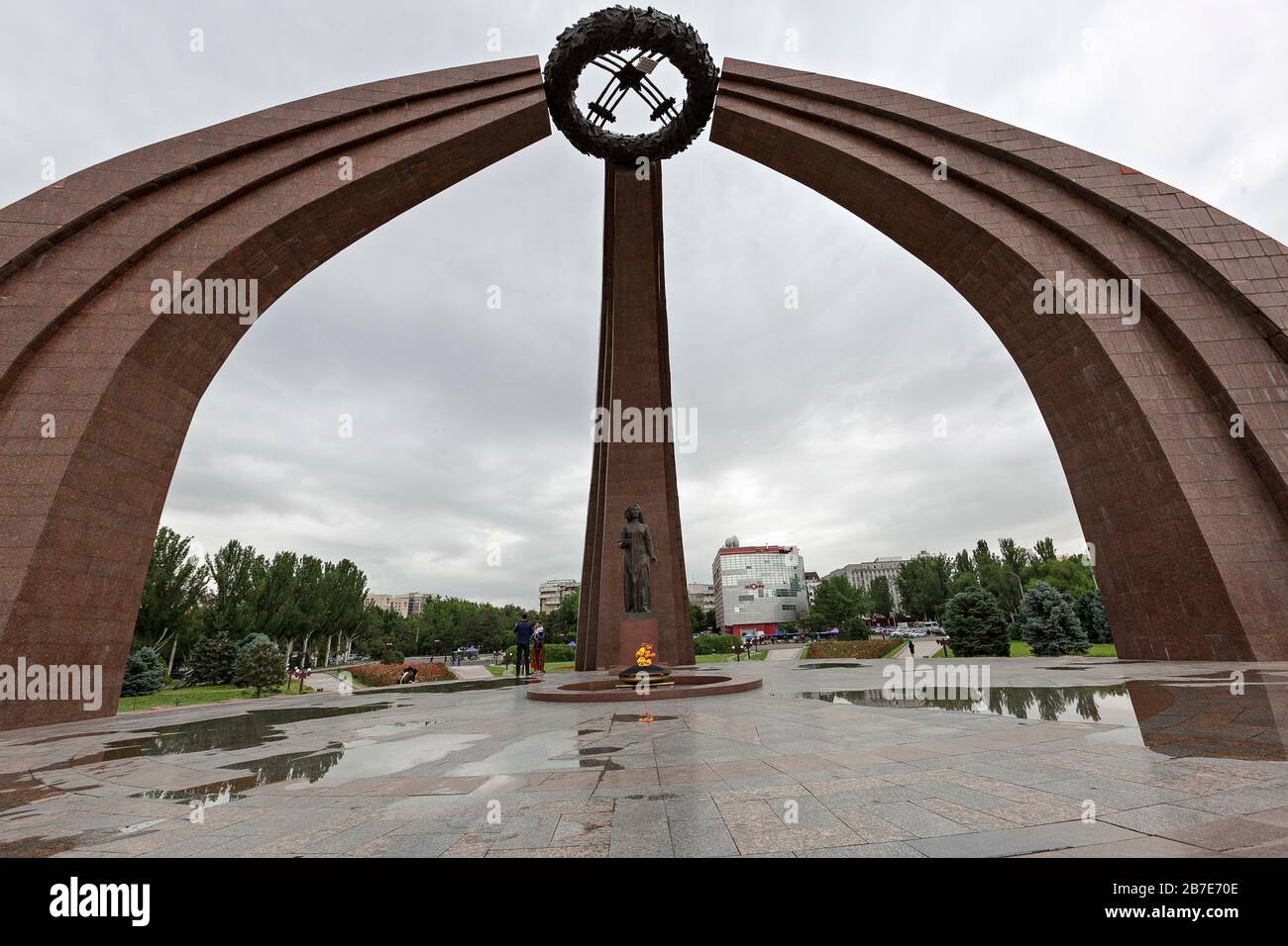 Monumento della Vittoria a Bishkek, capitale del Kirghizistan Foto Stock