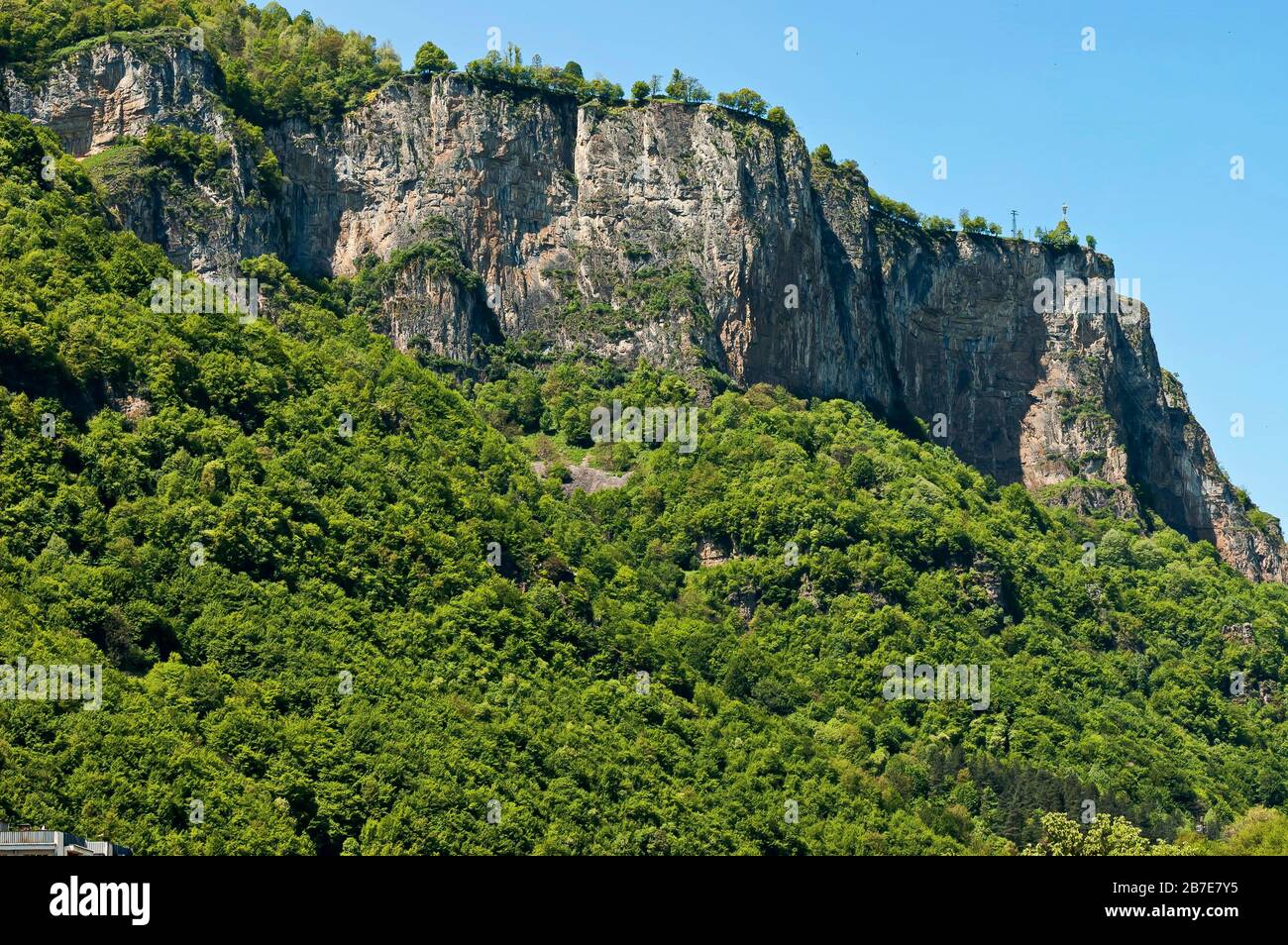 Strani paesaggi di natura primaverile con verde foresta mista e collina rocciosa nei balcani di Teteven, Bulgaria Foto Stock