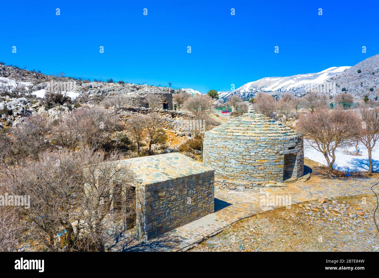 Mitato (capanna costruita da pietre raccolte localmente per fornire rifugio ai pastori) sul monte Psiloritis (Ida) vicino alla foresta di Rouvas, Creta, Grecia. Foto Stock