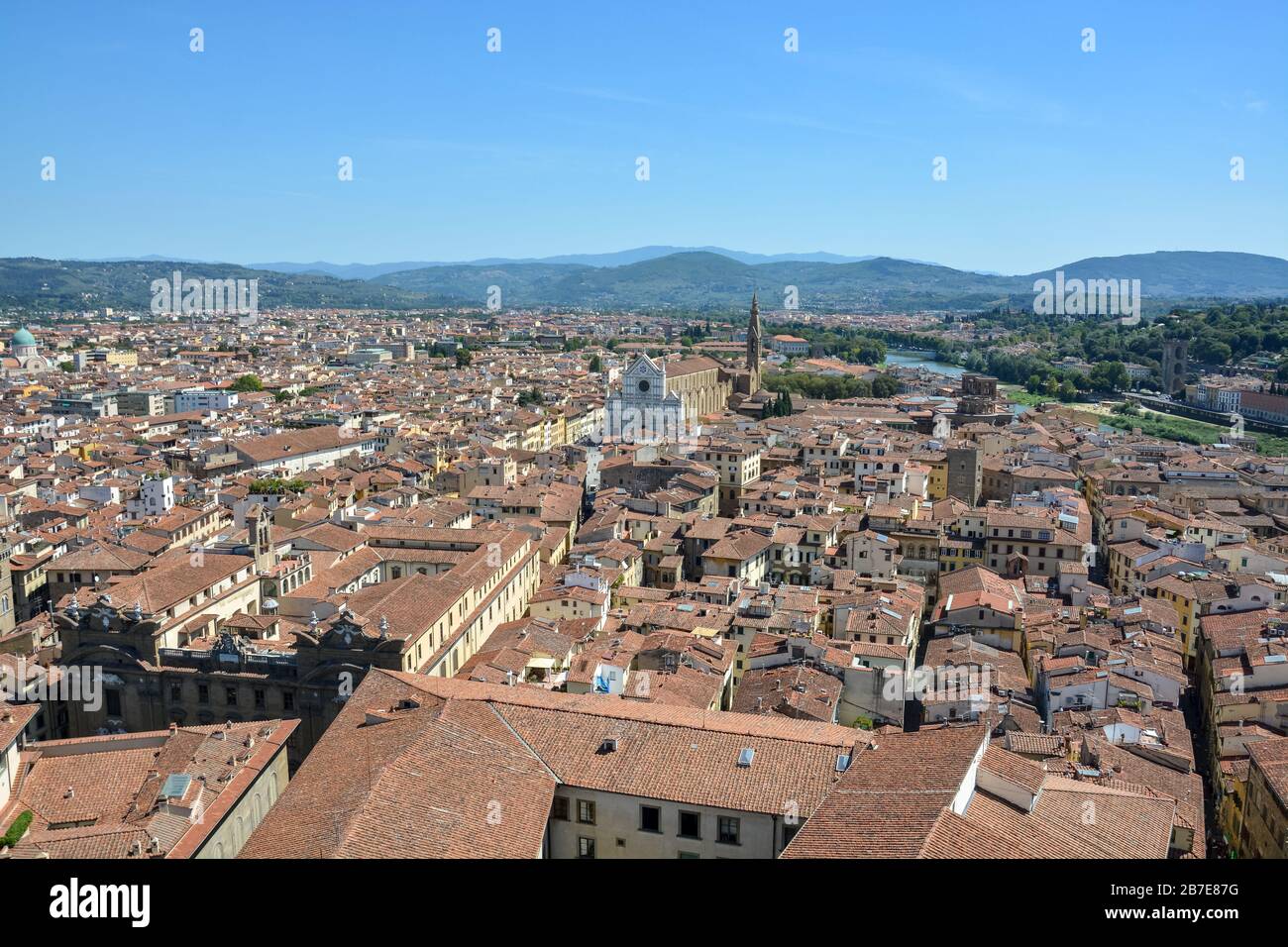 Vista da Palazzo Vecchio su Firenze con il fiume Arno in una giornata di sole Foto Stock