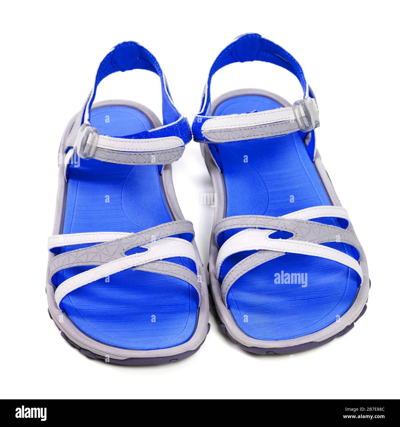Paio di sandali estivi blu. Isolato su sfondo bianco. Vista frontale Foto  stock - Alamy