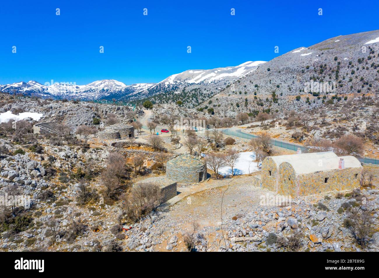 Mitato (capanna costruita da pietre raccolte localmente per fornire rifugio ai pastori) sul monte Psiloritis (Ida) vicino alla foresta di Rouvas, Creta, Grecia. Foto Stock