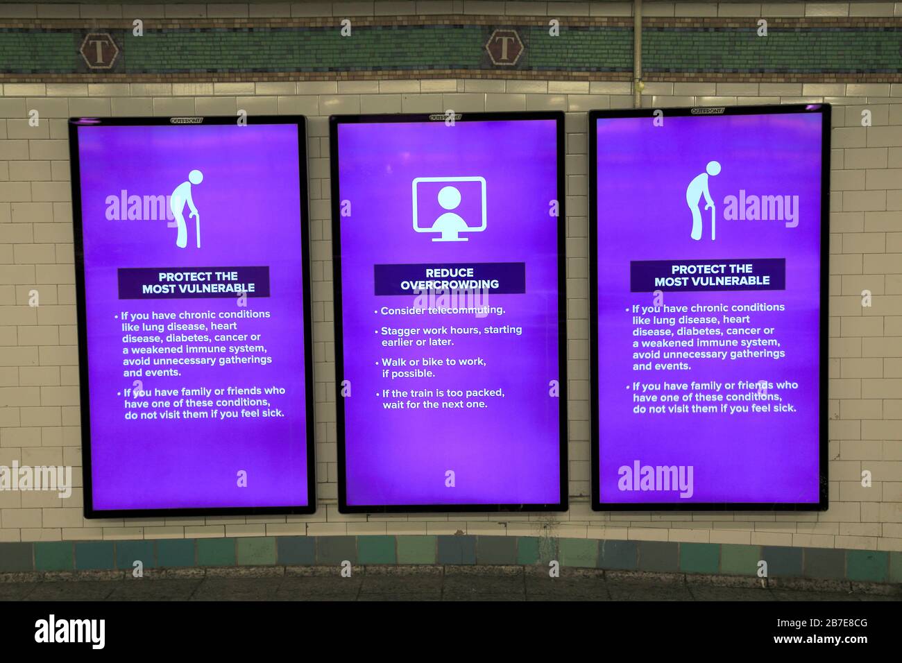 I cartelli digitali MTA mostrano informazioni su come evitare, prevenire la diffusione di Coronavirus, Stazione della metropolitana Time Squares, New York City, 15 marzo 2020 Foto Stock