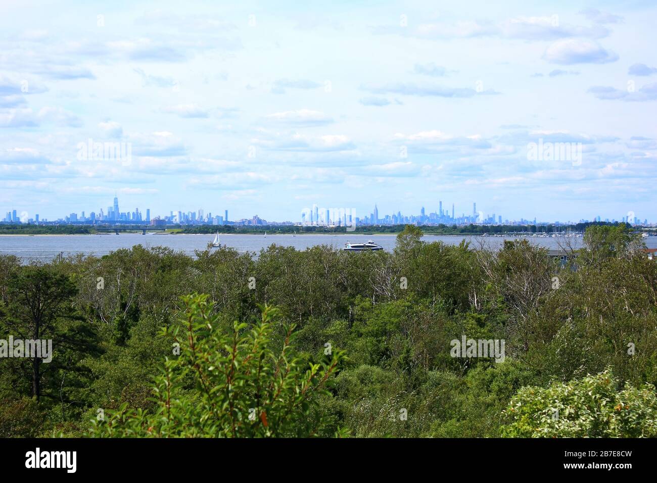 Skyline di Manhattan visto da una piattaforma di osservazione sulla cima di Battery Harris East, un vecchio casemate abbandonato massiccio di cemento, che risale al 1941, il mese di agosto Foto Stock