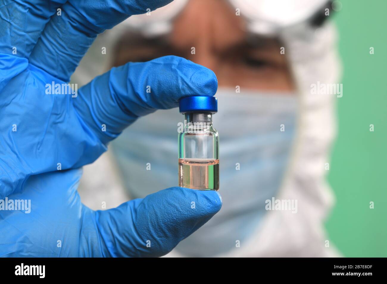 Tecnico Di Laboratorio Maschile Che Lavora Per Combattere La Pandemia Globale Foto Stock