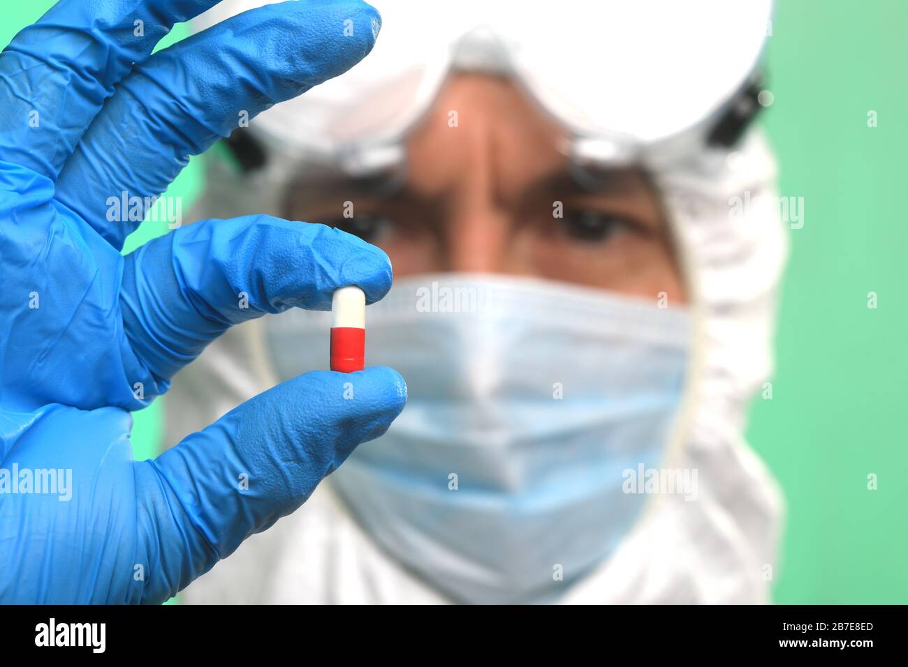 Tecnico Di Laboratorio Maschile Che Tiene I Farmaci In Mano Per Combattere La Pandemia Globale Foto Stock