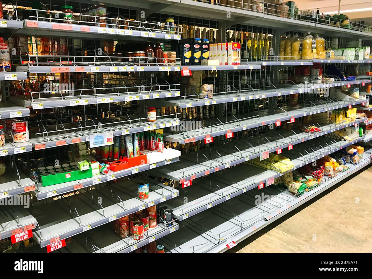 Vienna Austria Marzo.15 2020. Scaffali vuoti a Vienna Austria, una delle città benestanti del mondo, in ostaggio a causa di Coronavirus Foto Stock