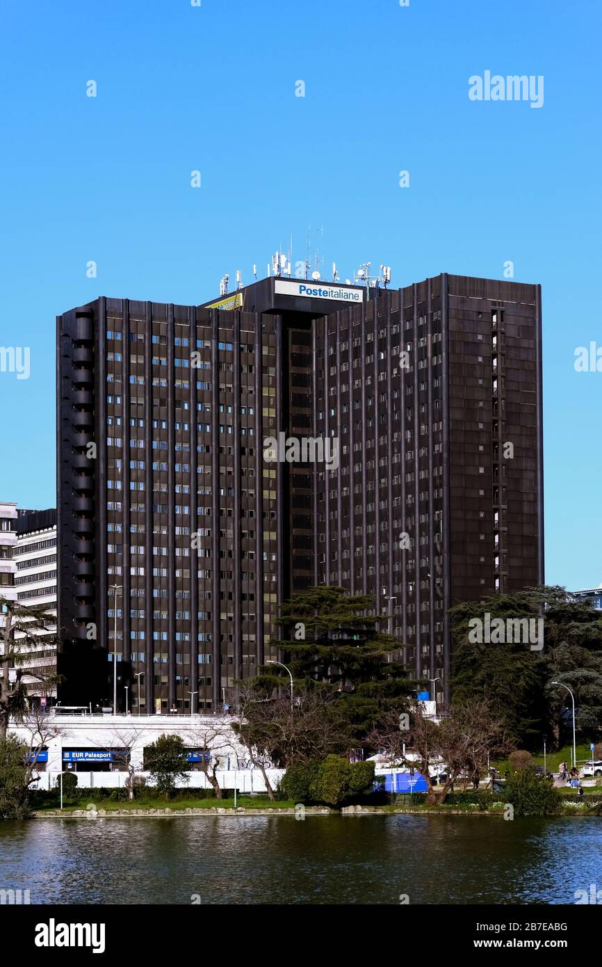 Facciata esterna della sede centrale della posta italiana, quartiere governativo e finanziario dell'EUR, Roma, Italia, Europa, UE. Cielo blu chiaro, spazio di copia. Foto Stock