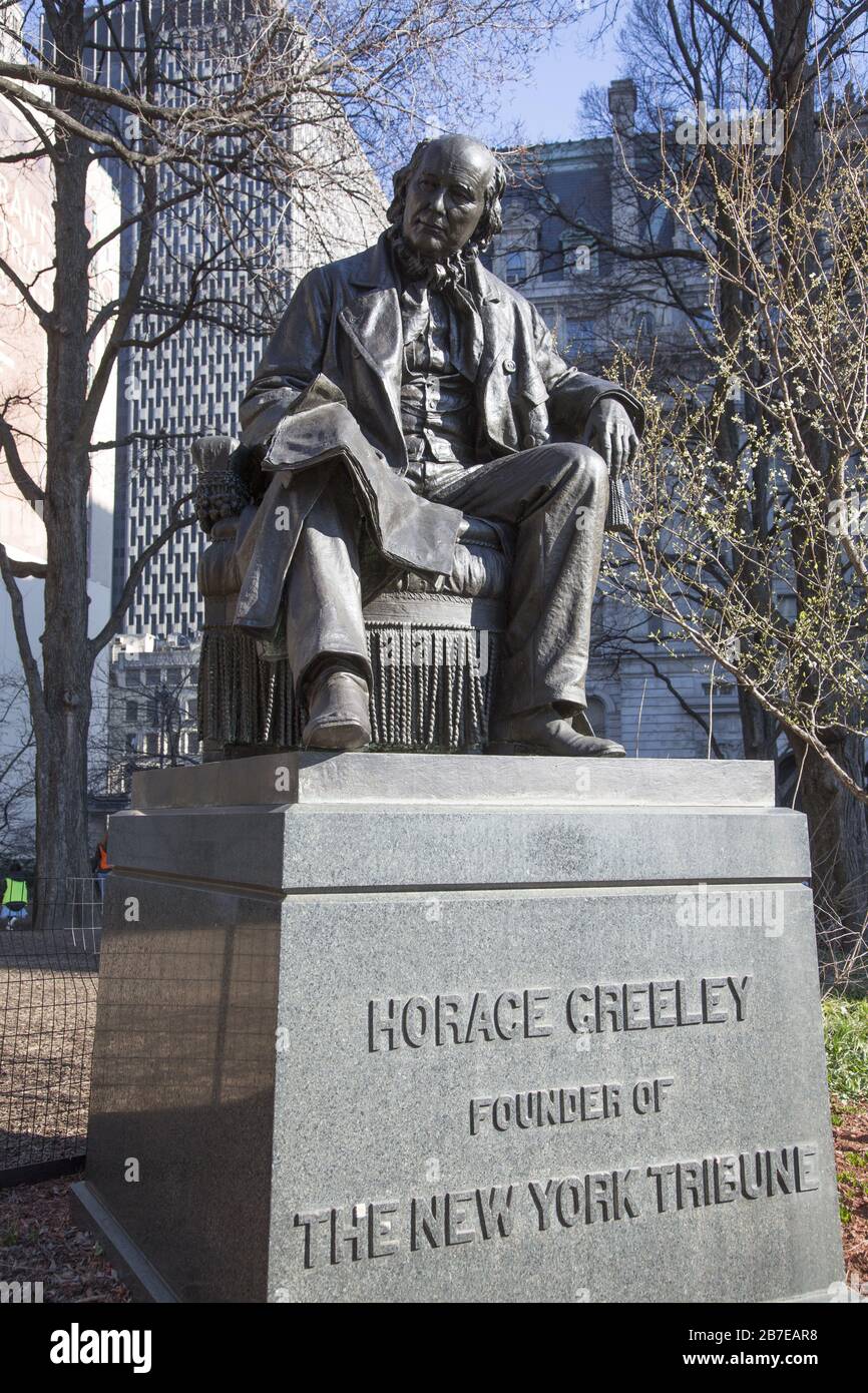 Statua di Horace Greeley, (1916) meglio conosciuta per aver fondato il giornale New York Tribune al City Hall Park di New York. Artista: John Quincy Adams Ward che ha anche fatto la famosa grande scultura di George Washington di fronte alla Federal Hall su Wall Street. Foto Stock