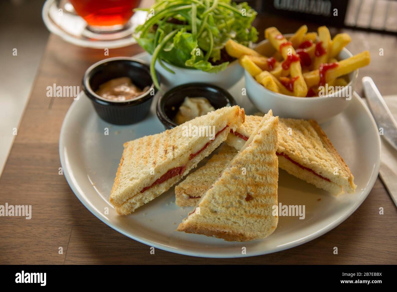 Panino americano con formaggio caldo. Sandwich di formaggio alla griglia fatto in casa per colazione. Foto di scorta Foto Stock