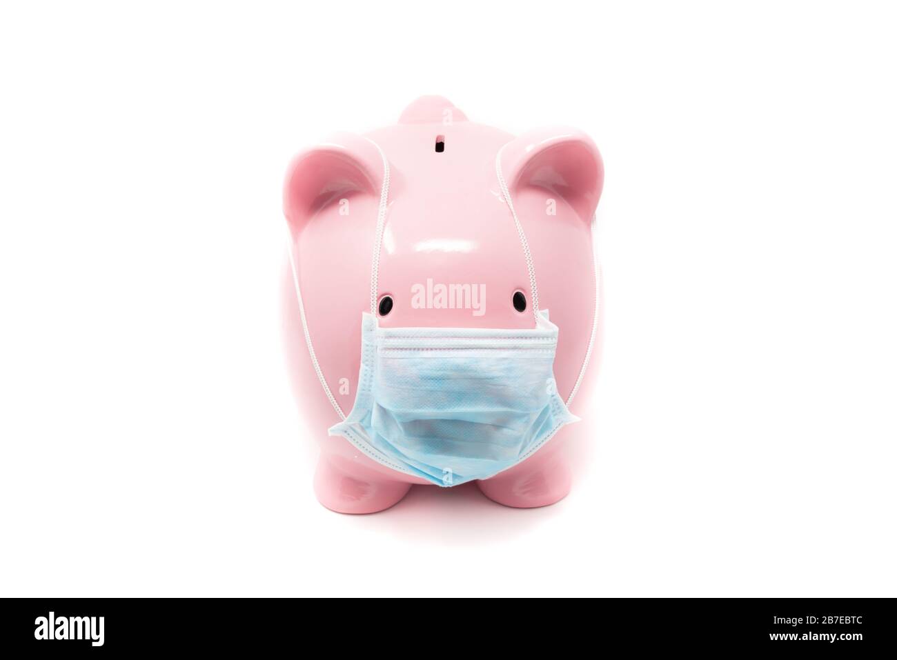 Piggybank con maschera chirurgica, concetto dell'impatto di una pandemia nell'economia mondiale Foto Stock