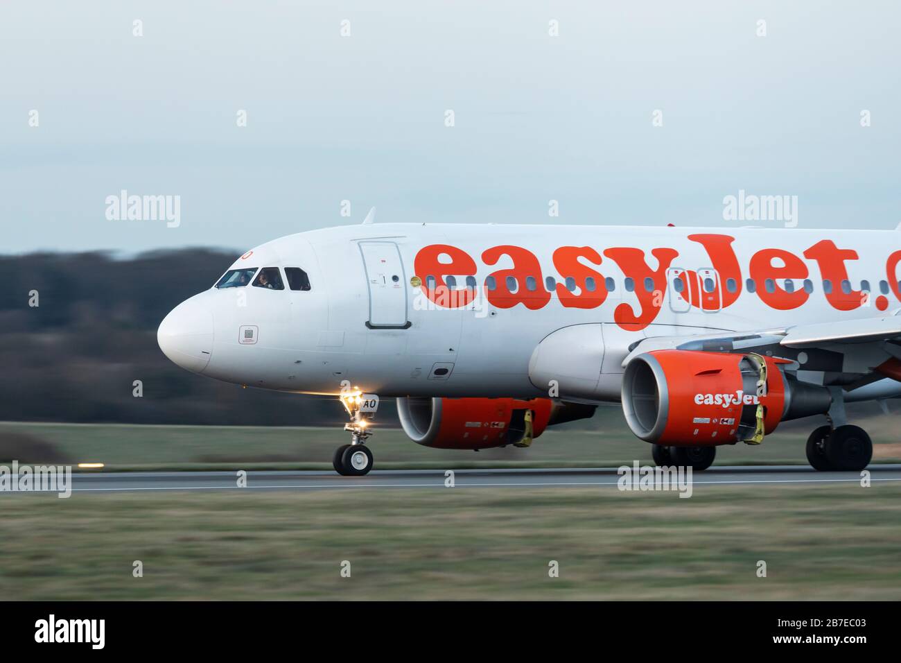 EasyJet Airbus A319 registrazione G-EZAO atterrando il 12 febbraio 2020 all'aeroporto di Londra Luton, Bedfordshire, Regno Unito Foto Stock