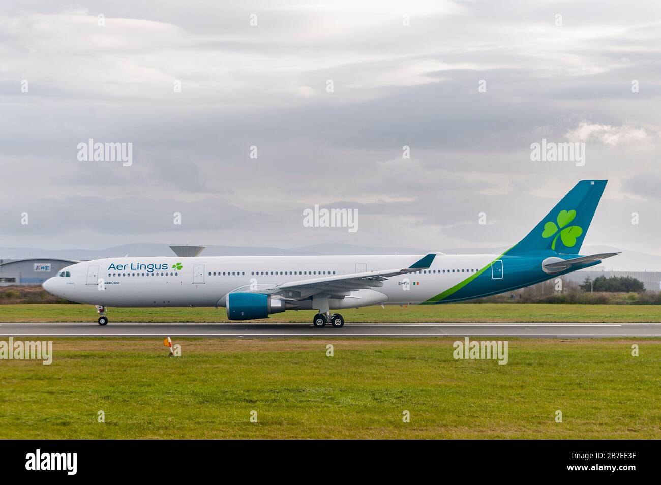 Aer Lingus A330-300 reg EI-EIM decollo dall'aeroporto di Dublino, Irlanda. Foto Stock