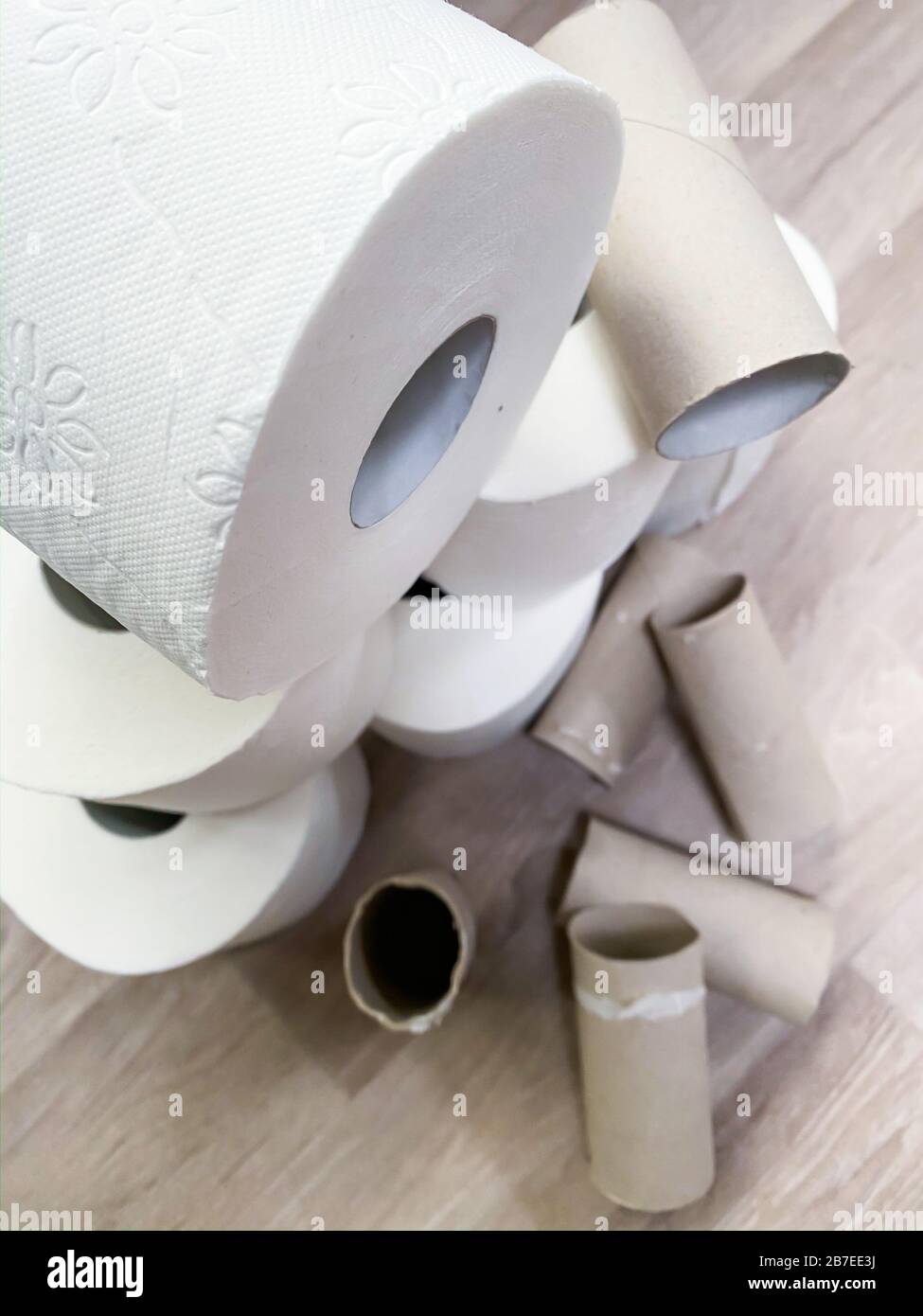 Pile di rotoli di carta igienica bianchi vuoti e pieni Foto Stock