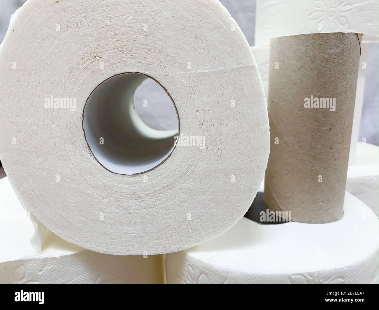Pile di rotoli di carta igienica bianchi vuoti e pieni Foto Stock
