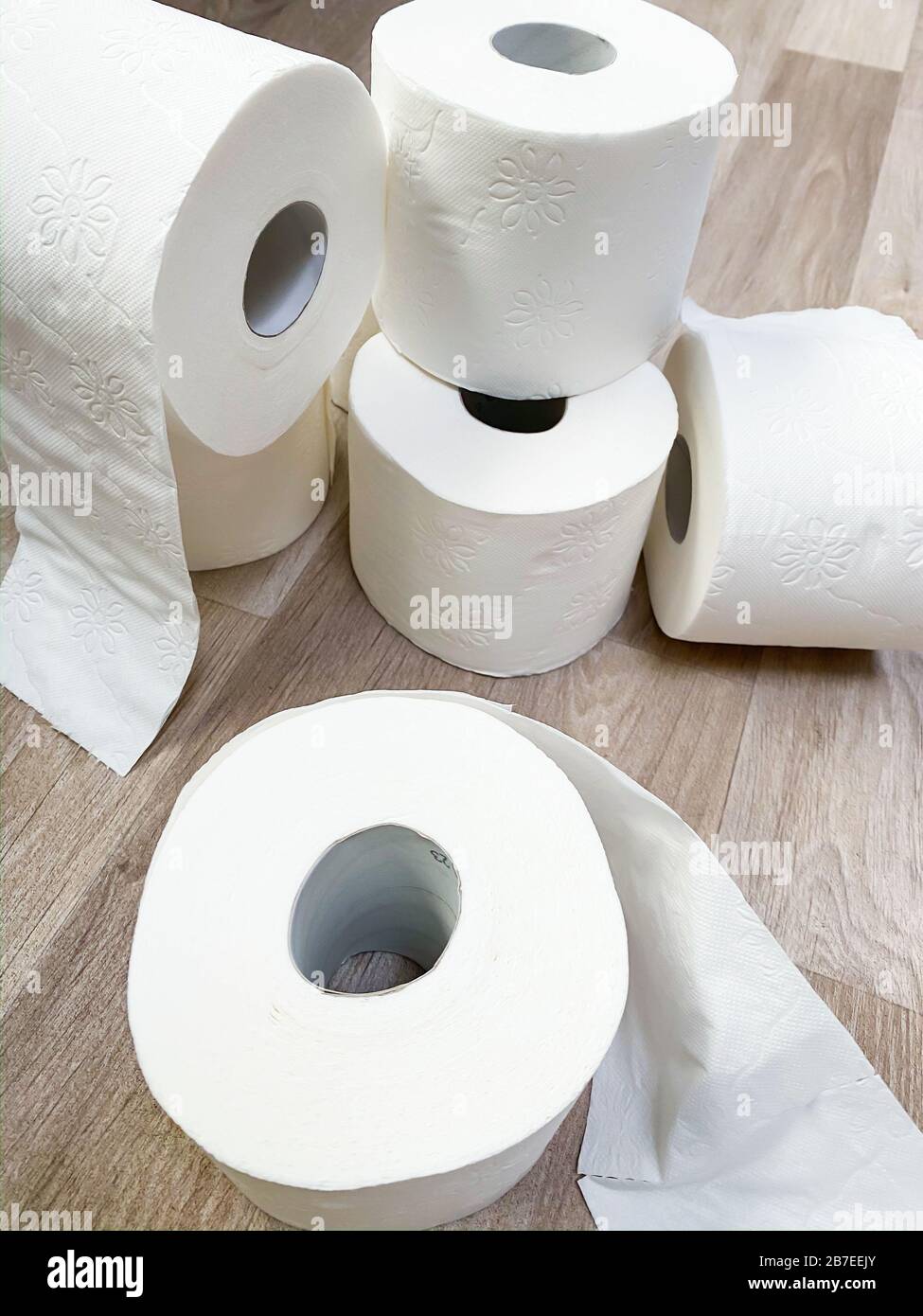 Pila di rotoli di carta igienica bianchi Foto Stock