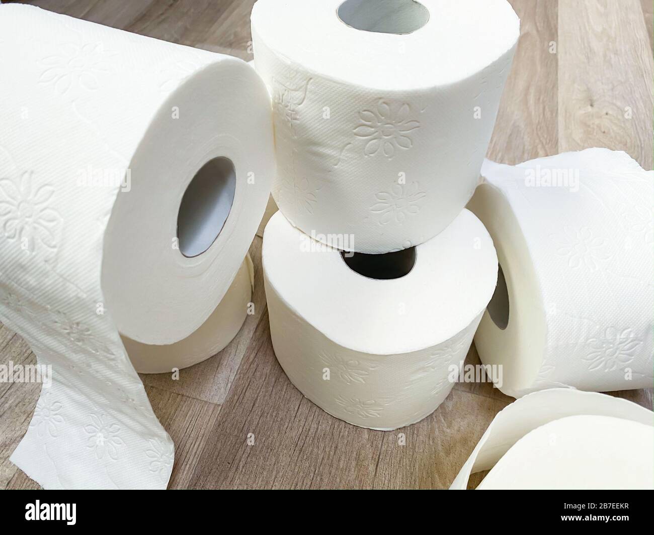 Pila di rotoli di carta igienica bianchi Foto Stock