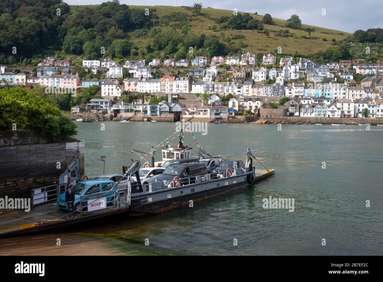 DART River Car Ferry con case in collina a distanza a Dartmouth, Devon, Inghilterra Foto Stock