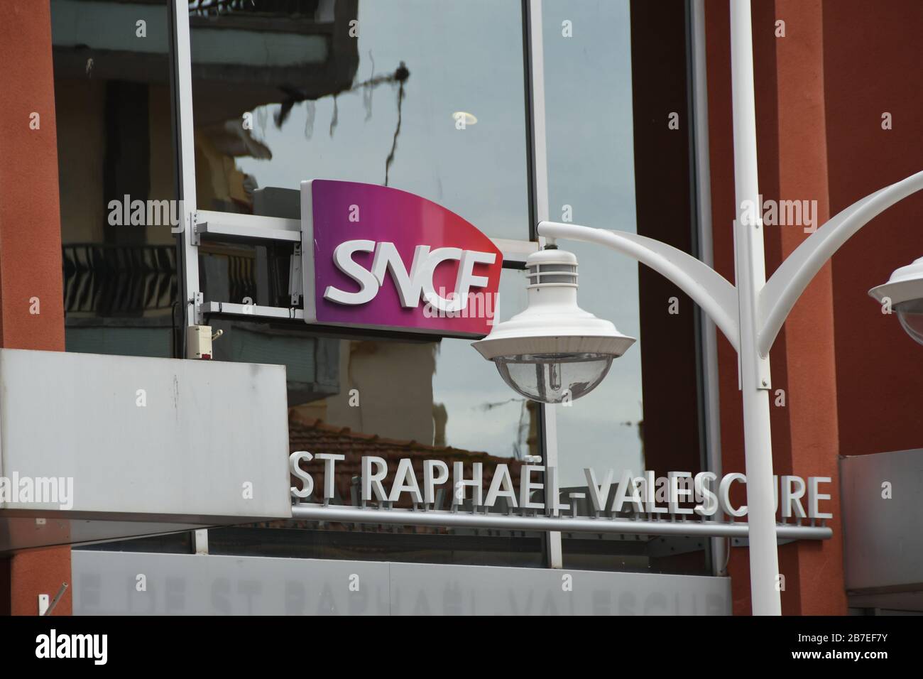 ST RAPHAEL, FRANCIA - APRILE 2019: Primo piano del logo della ferrovia francese SNCF su un cartello sopra la stazione di St Raphael, sulla Costa Azzurra. Foto Stock