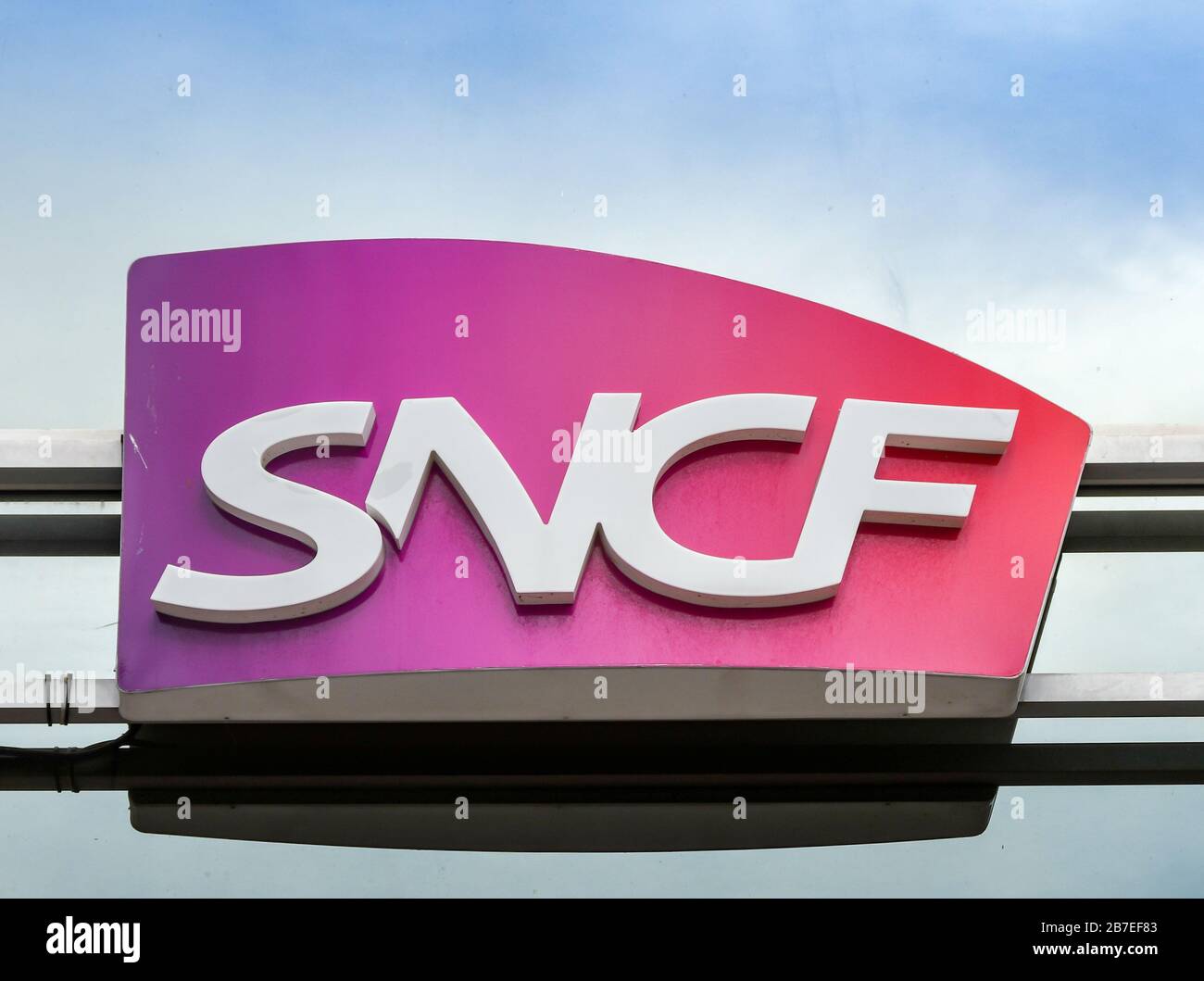 CANNES, FRANCIA - APRILE 2019: Primo piano del logo della ferrovia francese SNCF su un cartello sopra la stazione di Cannes. Foto Stock
