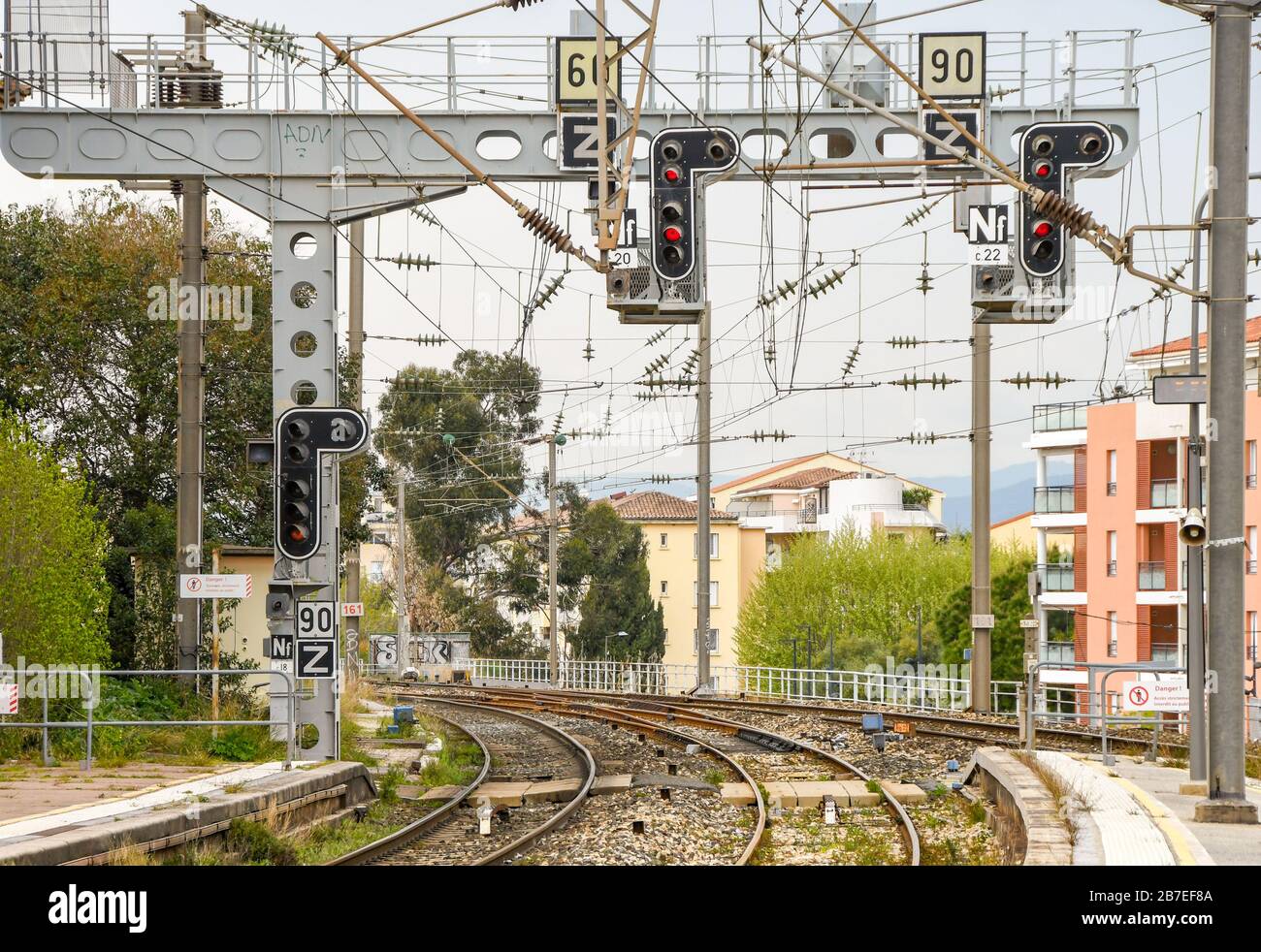 ST RAPHAEL, FRANCIA - APRILE 2019: Segnale di direzione sopra i binari con luci rosse alla stazione ferroviaria di St Raphael sulla Riviera Francese. Foto Stock