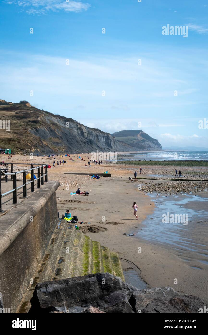 Vacanzieri sulla spiaggia a Charmouth, Dorset, Inghilterra. Foto Stock